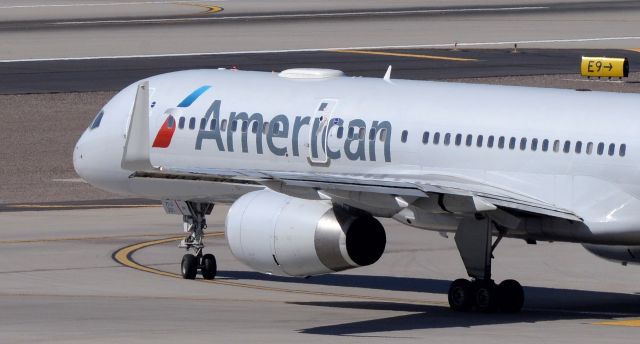 Boeing 757-200 (N201UU) - phoenix sky harbor international airport 07MAR20