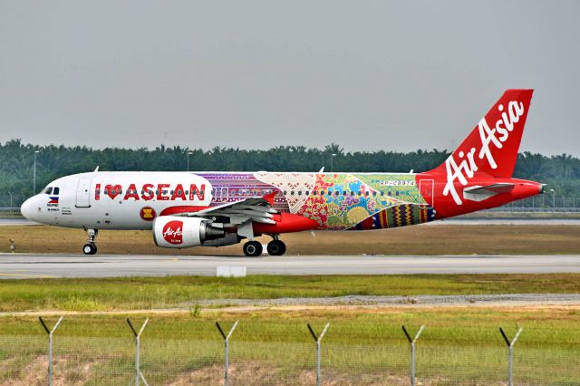 Airbus A320 (RP-C8974)