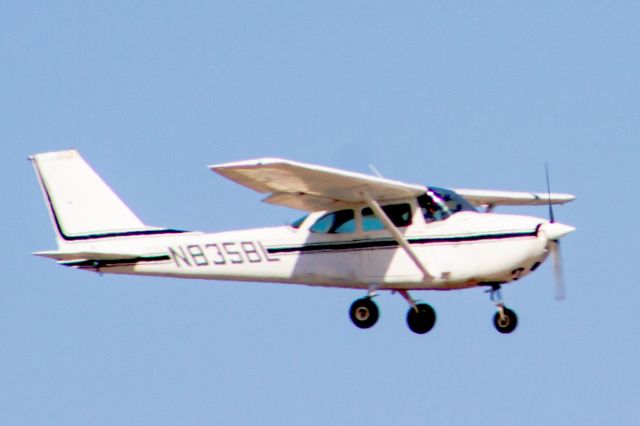 Cessna Skyhawk (N8358L)