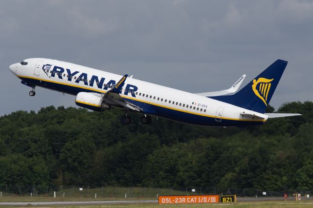 Boeing 737-800 (EI-EKX) - RYR8358 departing for Budapest.