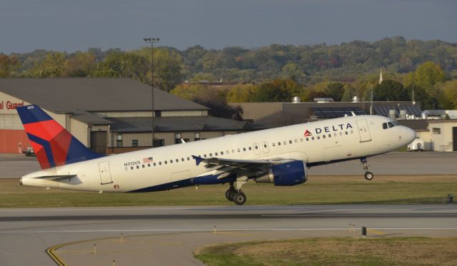 Airbus A320 (N312US) - Departing MSP