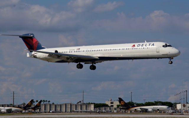 McDonnell Douglas MD-88 (N930DL)