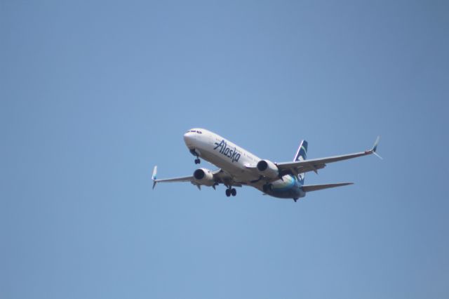 Boeing 737-900 (N278AK) - APROCH 27 KSAN