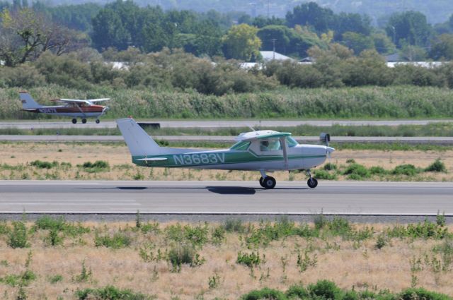 Cessna Commuter (N3683V) - Two vintage paint Cessnas! 172 (N3147X) in the run up. br /Best viewed in full! 