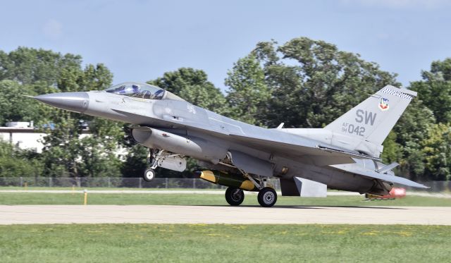 Lockheed F-16 Fighting Falcon (98-0042) - Arriving at Airventure 2016