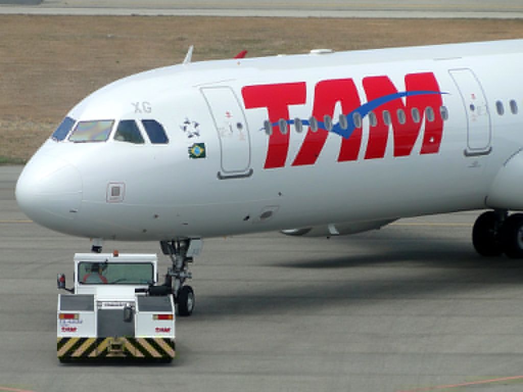 Airbus A321 (PT-MXG) - Pushback for takeoff, route the GRU.