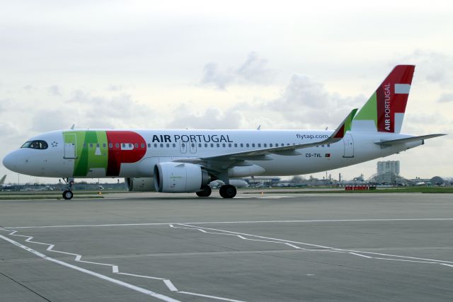 Airbus A320neo (CS-TVL) - Taxiing to depart rwy 27L on 19-Feb-24 operating flight TAP1359 to LPPT.