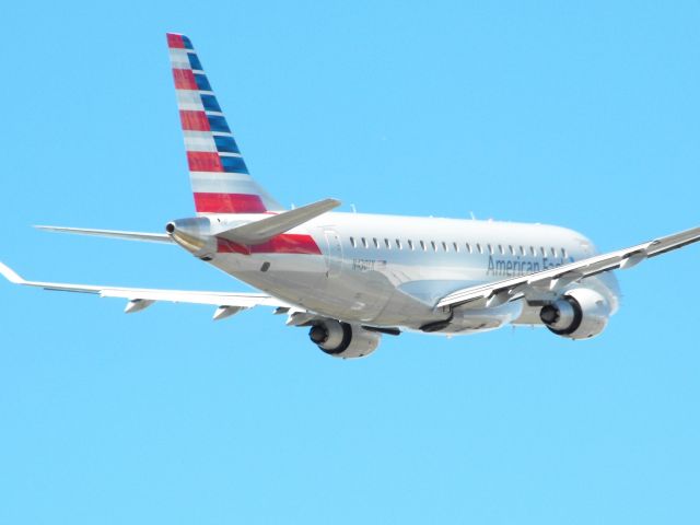 Embraer 170/175 (N430YX) - Republic 4397 departing RWY9 to Miami