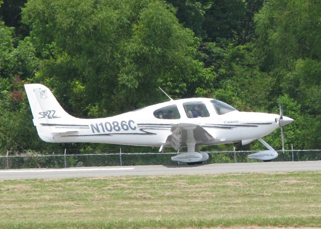 Cirrus SR-22 (N1086C) - Rolling for take off on 14 at Downtown Shreveport.