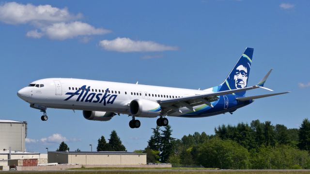 Boeing 737 MAX 9 (N977AK) - BOE501 on short final to Rwy 34L to complete a flight test from PAE to PAE on 6.23.22. (B737-9 MAX / ln 7669 / cn 43391).