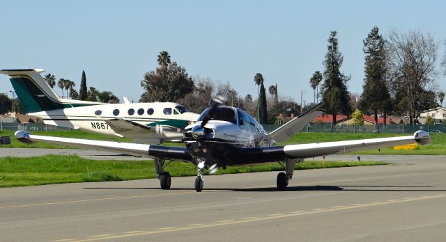 Beechcraft 35 Bonanza (N69XG) - Local Beech Bonanza 35 taxing in with King Air F90 in background.