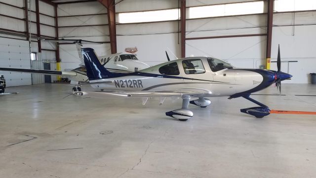 Cirrus SR22 Turbo (N212RR)