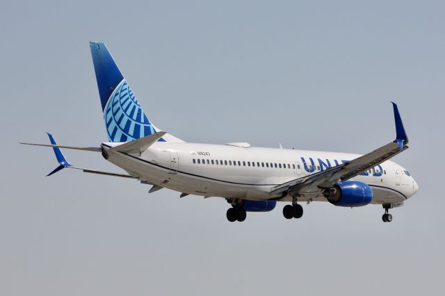 Boeing 737-800 (N18243)
