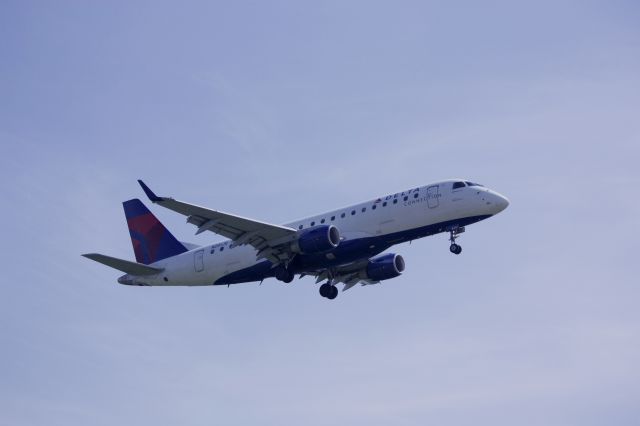 Embraer 170/175 (N201JQ) - On final for Rwy 19 at KDCA