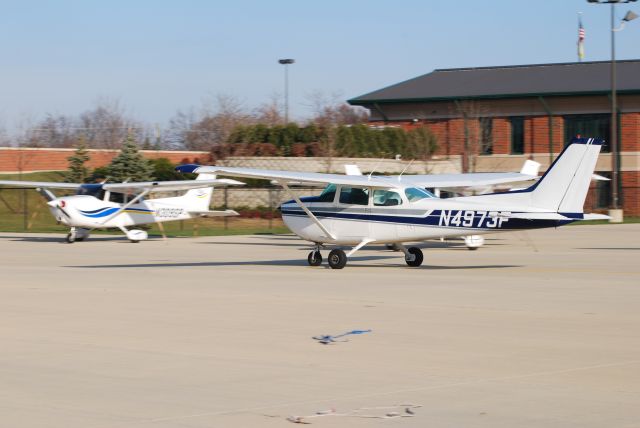 Cessna Skyhawk (N4973F) - N4973F Taxiing back to its parking spot at Schaumburg Regional Airport.