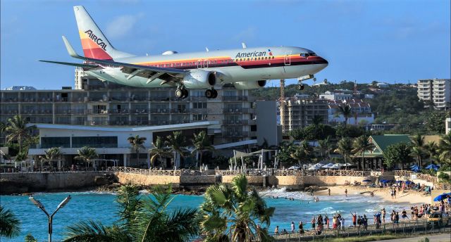 Boeing 737-800 (N917NN) - American Airlines on approach to St Maarten