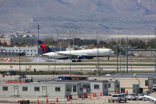 BOEING 767-300 (N198DN)