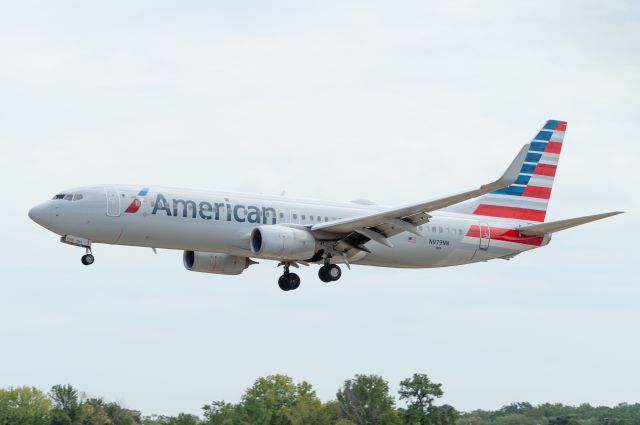 Boeing 737-800 (N979NN) - American 737-800 coming in at Norfolk International Airport on September 10th 2022. Photo from the Public Observation Area.