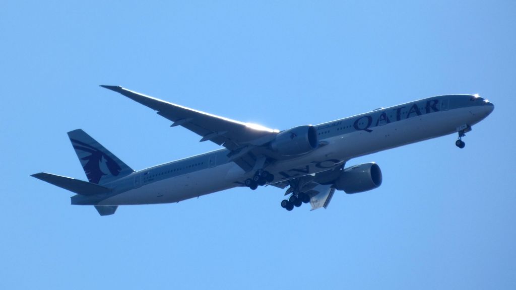 BOEING 777-300ER (A7-BEN) - Final moments till landing, spring 2021.