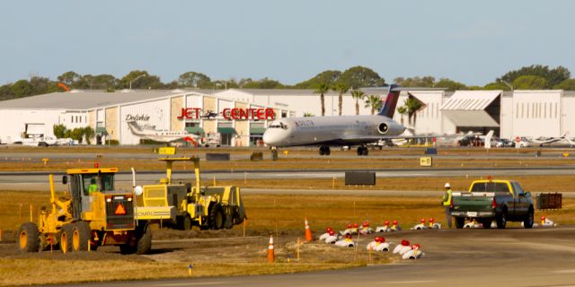 McDonnell Douglas MD-88 (N906DE)