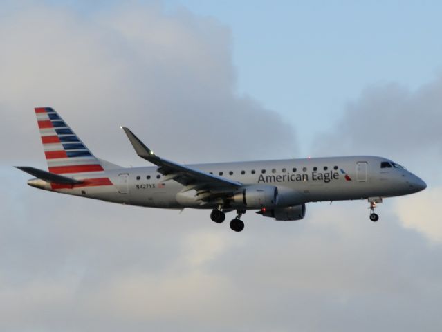 Embraer 170/175 (N429YX)