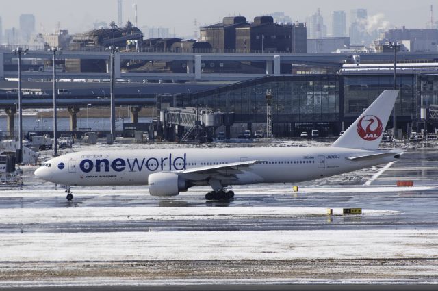 Boeing 777-200 (JA708J) - Taxing at Haneda Intl Airport on 2013/01/15 "One World c/s"