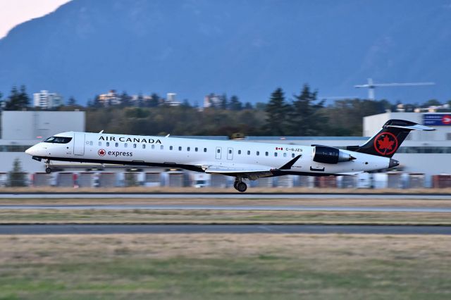 Canadair Regional Jet CRJ-900 (C-GJZS)
