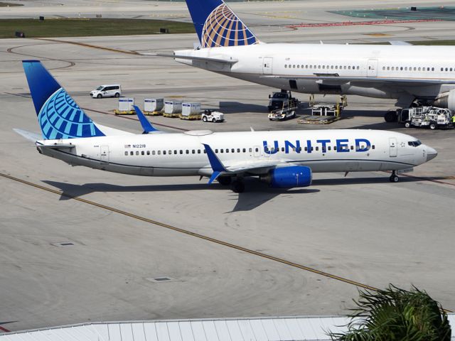 Boeing 737-800 (N12218)