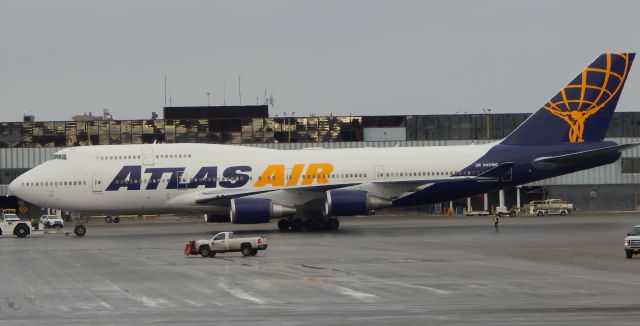 Boeing 747-400 (N481MC)