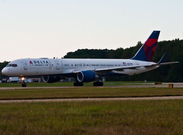 Boeing 757-200 (N669DN)