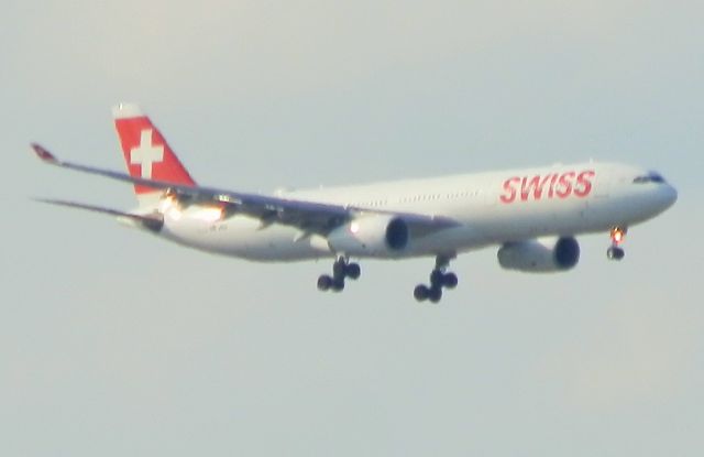 Airbus A330-300 (HB-JHJ)