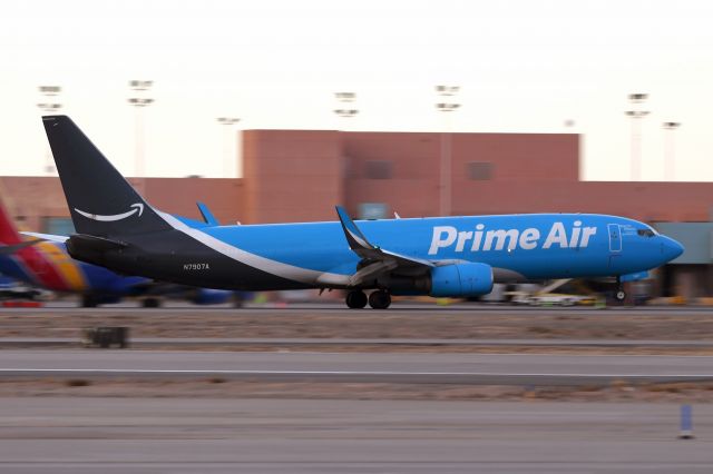 Boeing 737-800 (N7907A)