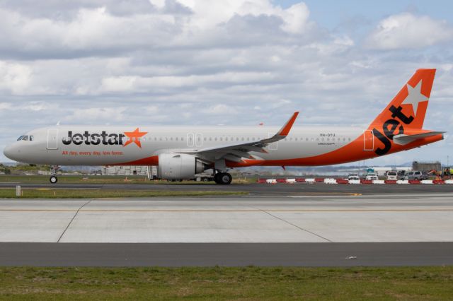 VH-OYU — - VH-OYU taxing past me