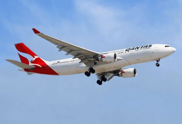 Airbus A330-200 (VH-EBR) - QANTAS - AIRBUS A330-202 - REG VH-EBR (CN 1251) - ADELAIDE INTERNATIONAL AIRPORT SA. AUSTRALIA - YPAD 15/1/2016