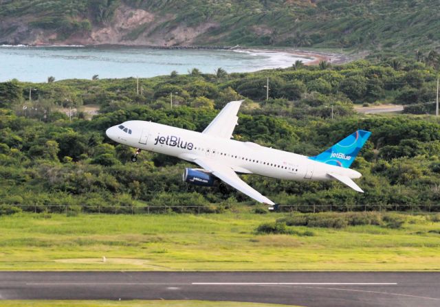 Airbus A320 (N563JB)