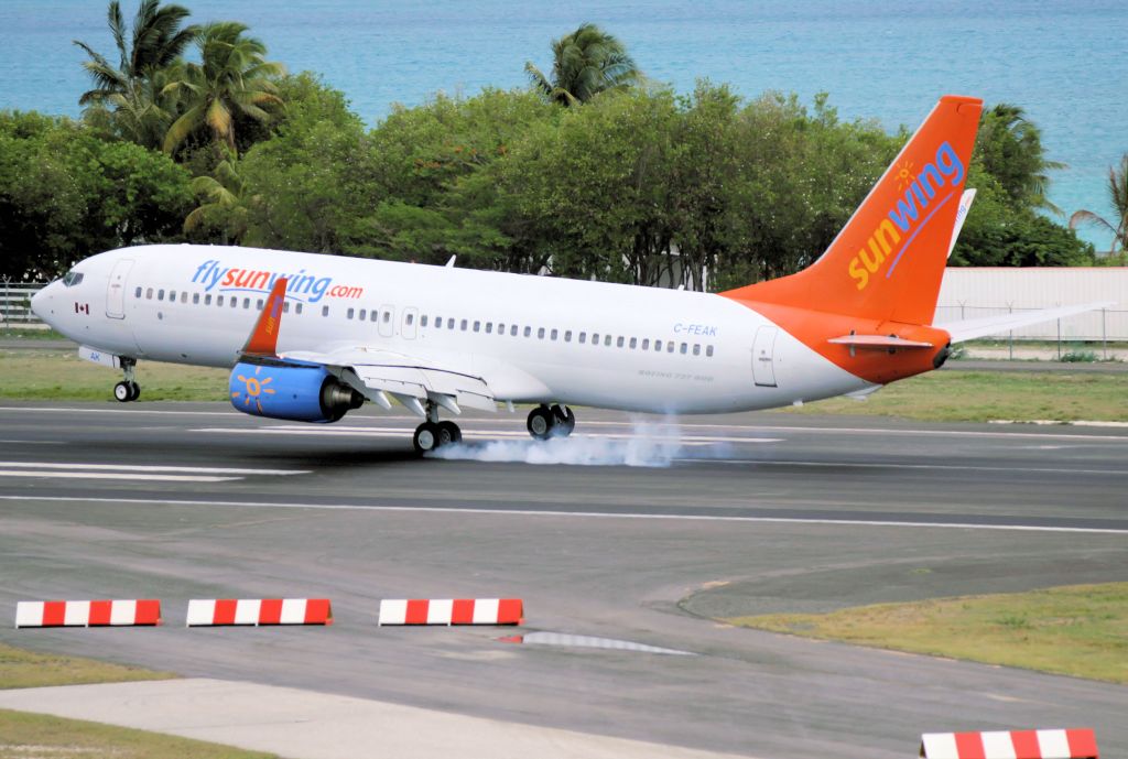 Boeing 737-800 (C-FEAK)