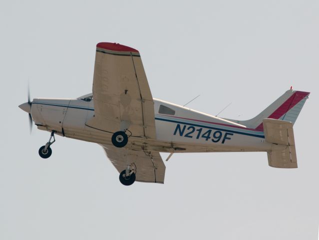 Piper Cherokee (N2149F) - Take off runway 08.