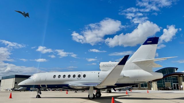 Dassault Falcon 50 (N505DE) - N505DE w/ a US Navy’s EA-18G Growler overhead. br /br /This aircraft is a 2002 Dassault Falcon 50EX, S/N 325, and is privately owned. 7/28/22. 