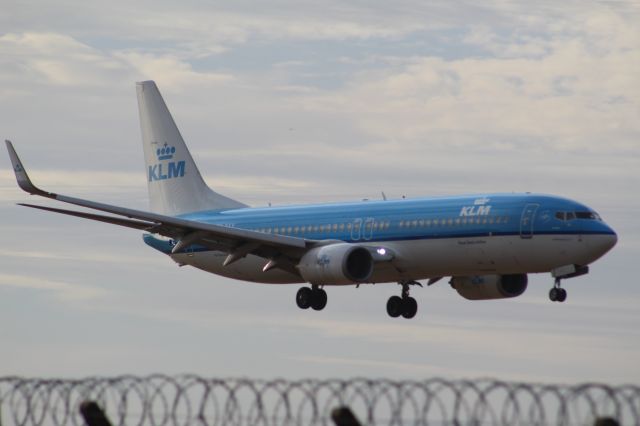 Boeing 737-800 (PH-BXY) - A KLM B737-800 on final approach into LHR, landing on runway 27R.br /br /Location: Stanwell Moor Road (LHR), beside runway 27R.br /Date: 21.08.22 (dd/mm/yy)