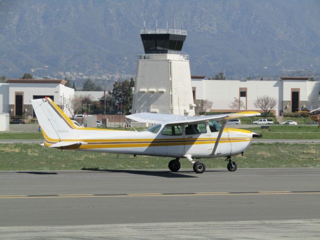 Cessna Skyhawk (N64866) - Taxiing to parking