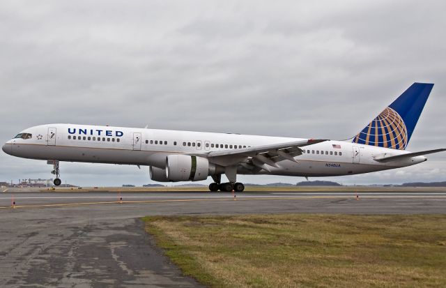 Boeing 757-200 (N548UA) - landing runway 04R !!