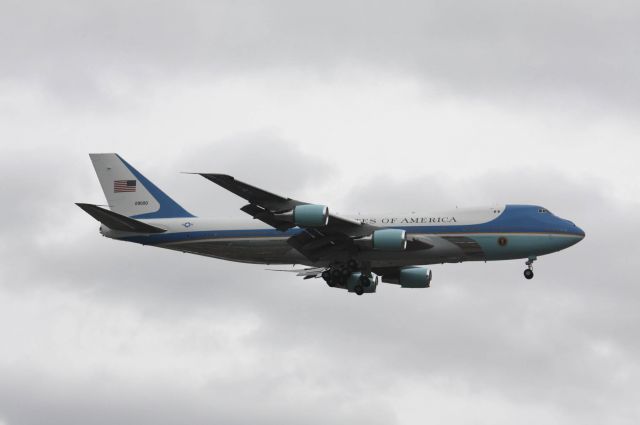 Boeing 747-200 (92-9000) - AF1 arrival