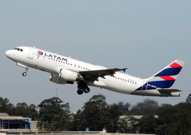 Airbus A320 (PR-MHW)