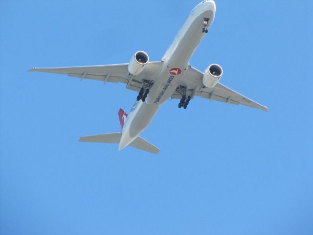 BOEING 777-300 (TC-LJA)