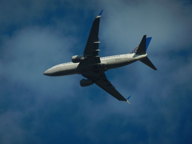 Boeing 737-700 (N24729) - N24729 A Boeing B737-724 Of United Airlines, Flies Over My House Approaching Dulles International. This Aircraft Was First Delivered To Continental Airlines On June 2nd, 2006, United Acquired N24729 After The Merger With Continental In 2012.