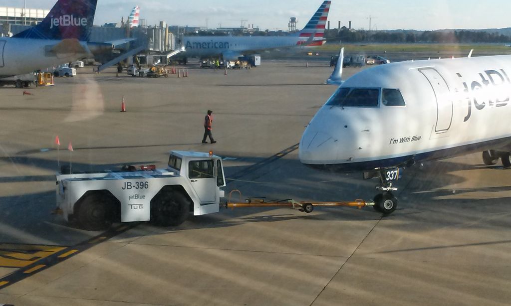 Embraer ERJ-190 (N337JB) - JetBlue Airways EMB190-195 cn473 Push Back
