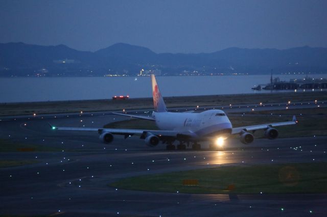 Boeing 747-400 (B-18712)