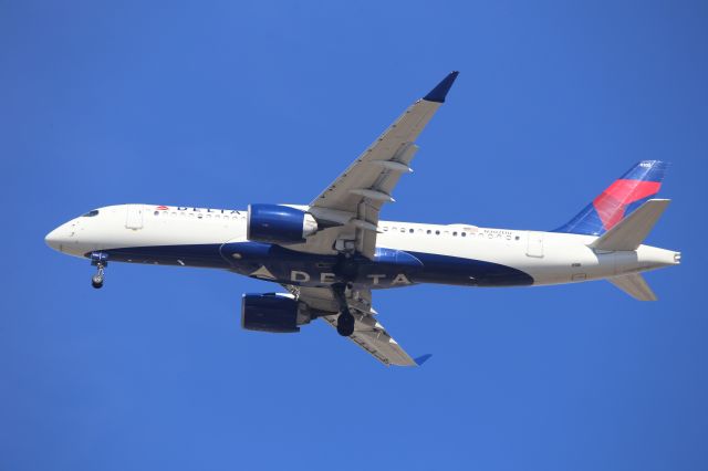 Airbus A220-300 (N302DU)