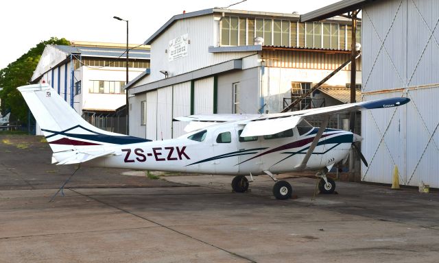 Cessna 206 Stationair (ZS-EZK) - Cessna 206H Stationair ZS-EZK in Pretoria 