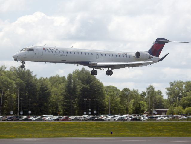 Canadair Regional Jet CRJ-900 (N305PQ) - 24 June 2015